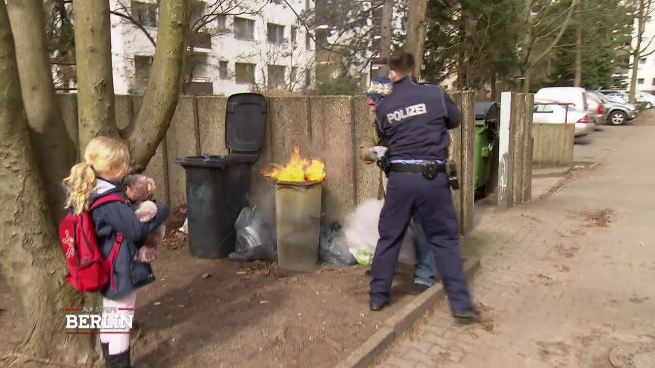 Frierendes Kind legt Feuer