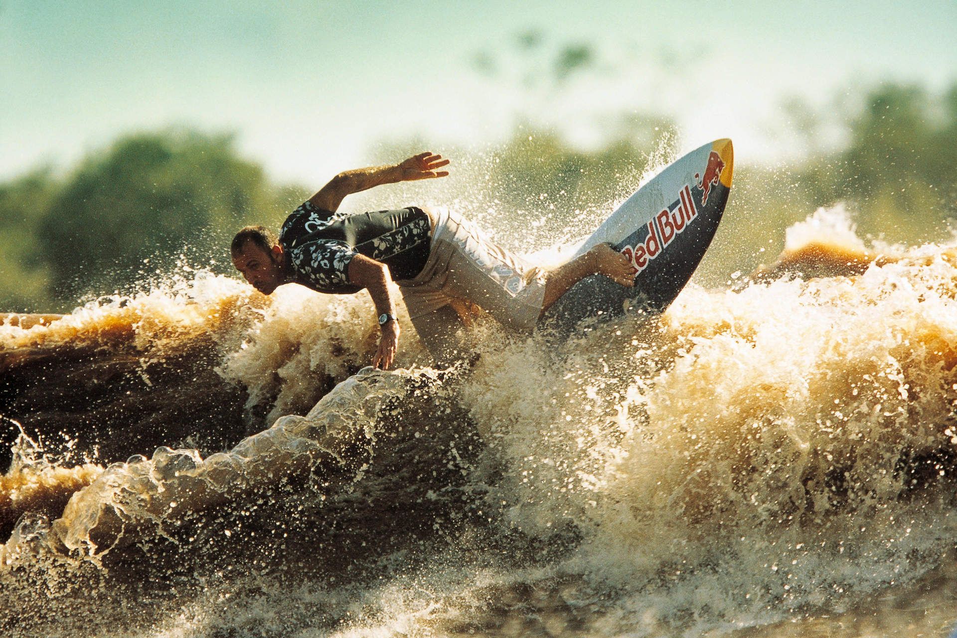 Big-Wave-Surfer auf der Pororoca