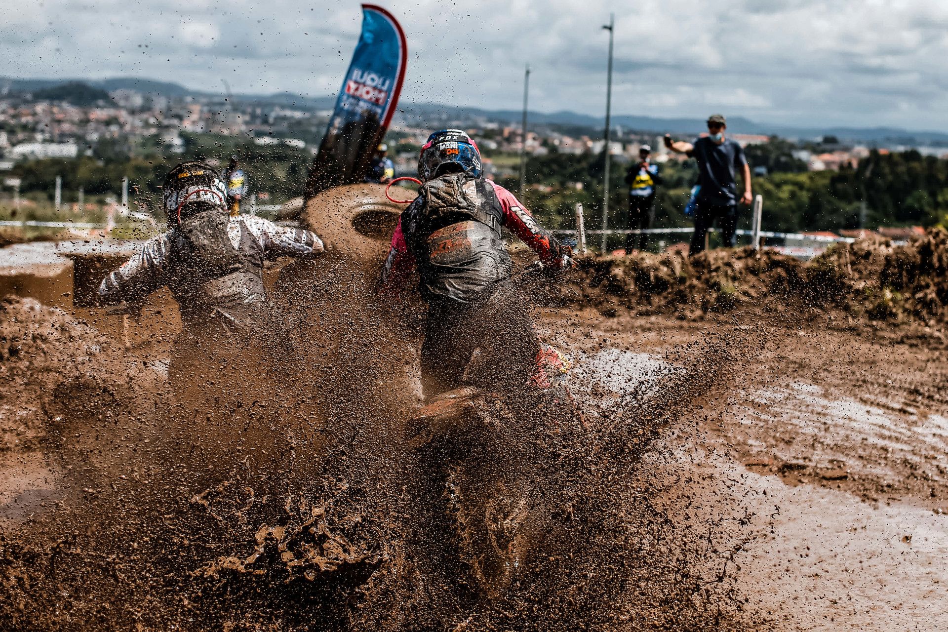 Hard Lines – mit Mani & Bolts
