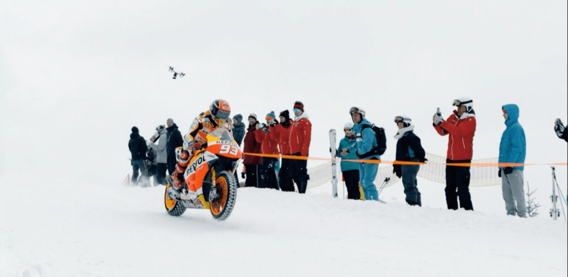 Die Clip Show: 65 Skydiverinnen auf Rekordjagd