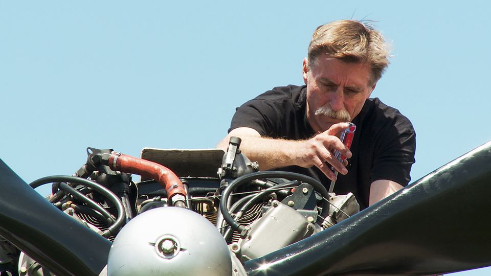 Mit dem Fallschirm Richtung Flugplatz