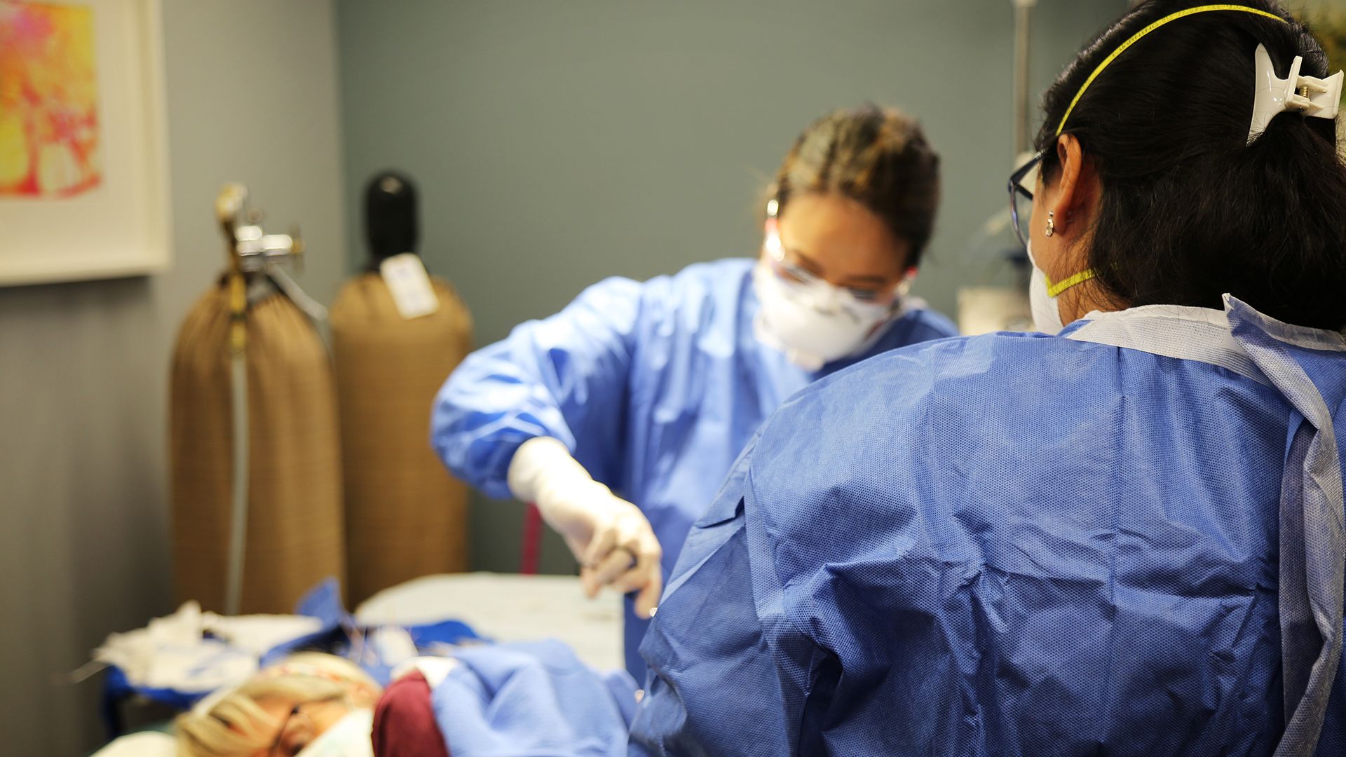 Weihnachtskugel am Ohr