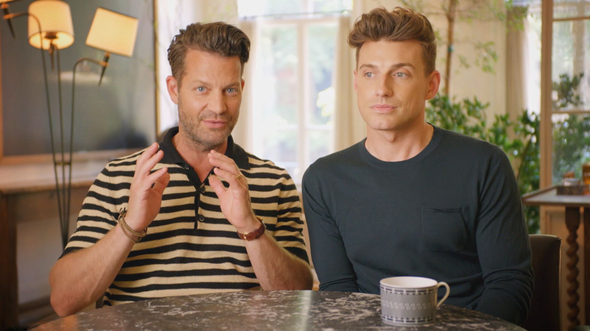 Zwei Schwestern und ein Flügel