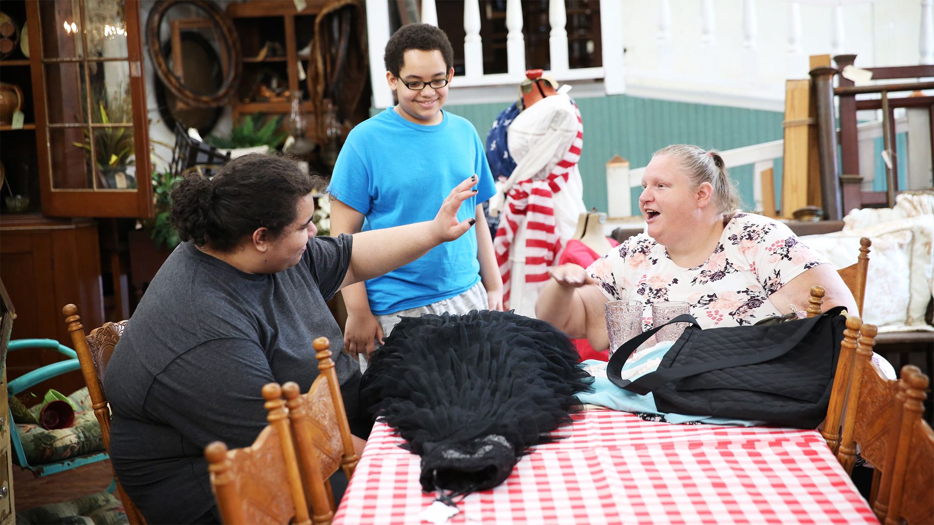 Vier Freundinnen im Sexshop 