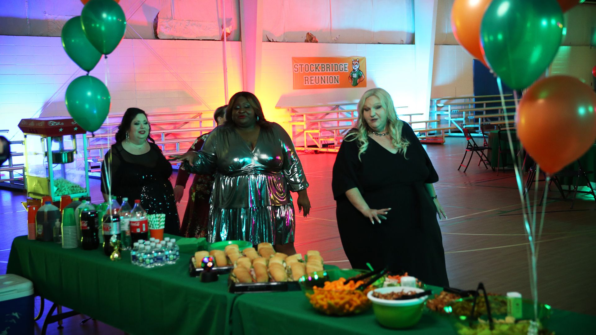 Vier Freundinnen beim Klassentreffen 