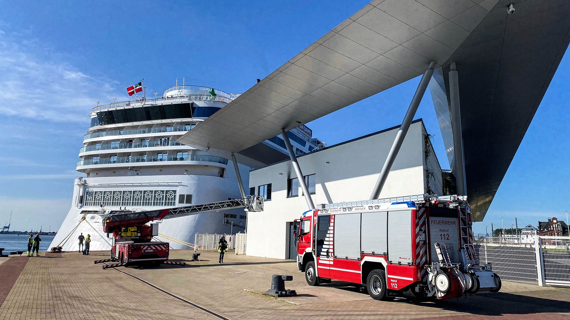 Feuer im Kreuzfahrt-Terminal