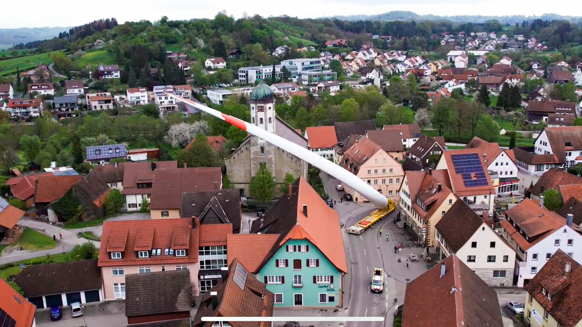 Ein Flugzeug fährt durch Bayern