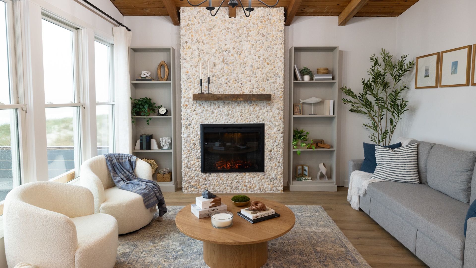 Muscheln und Treibholz