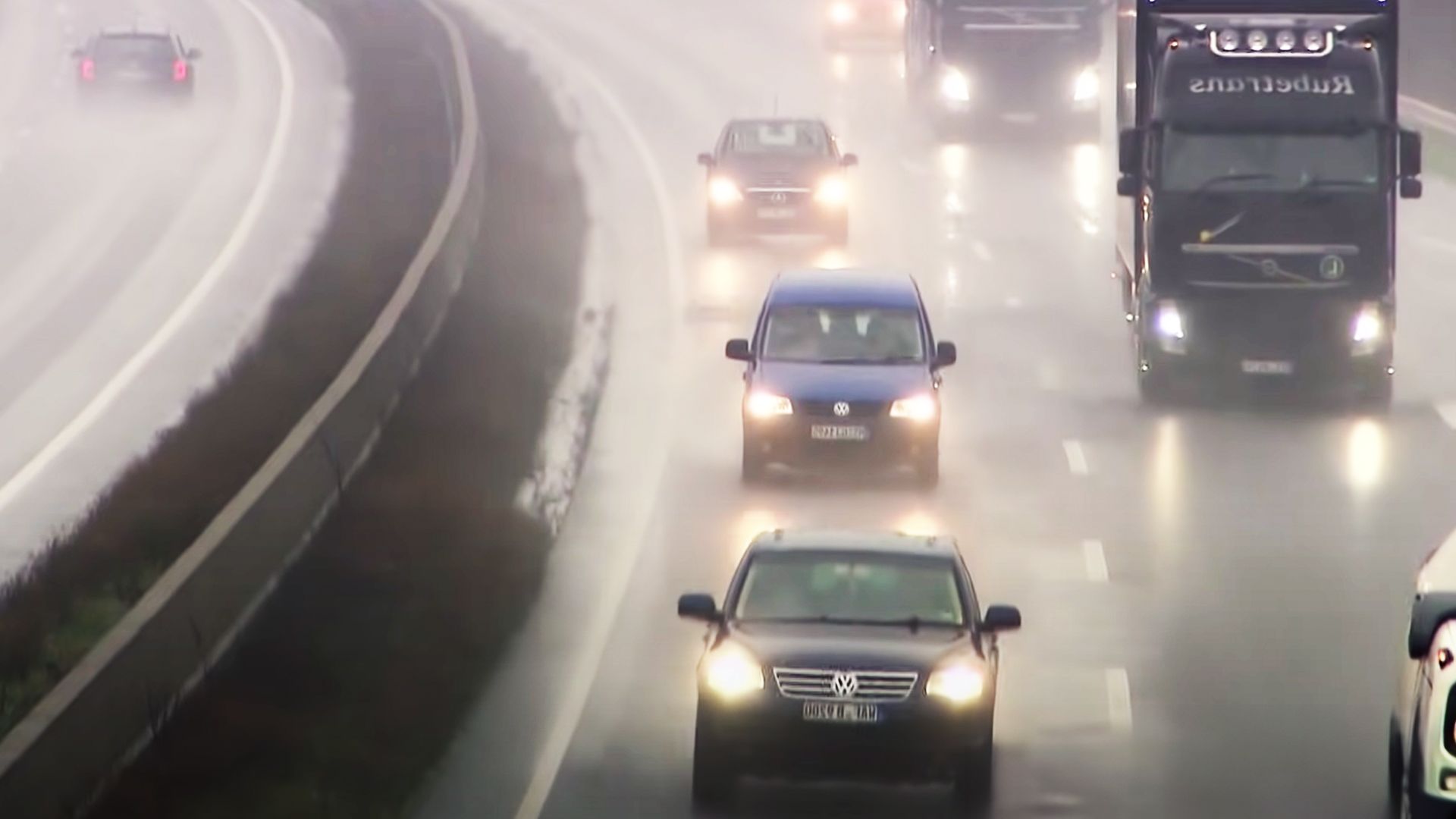 Raserjagd bei Starkregen - Gefährliche Verfolgung auf der A43!