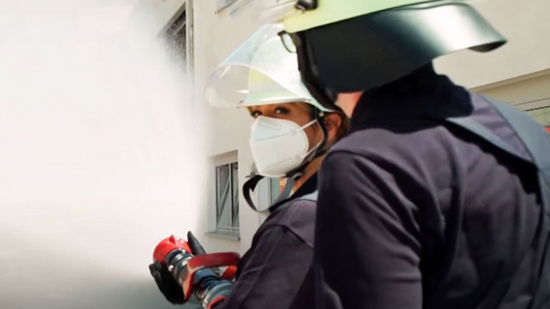 Traumjob Feuerwehrfrau? So hart ist die Ausbildung bei der Feuerwehr 1/2