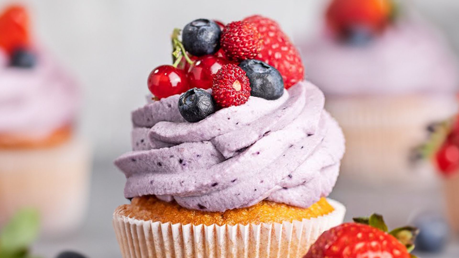 Wildberry Lillet Cupcakes - fruchtige Muffins mit Creme & Früchten