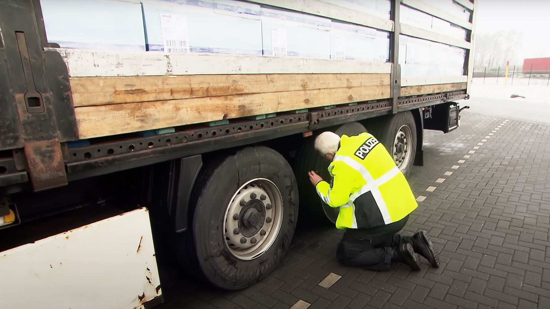 Schrott-LKW auf der A12: Die Schwerlastkontrolleure