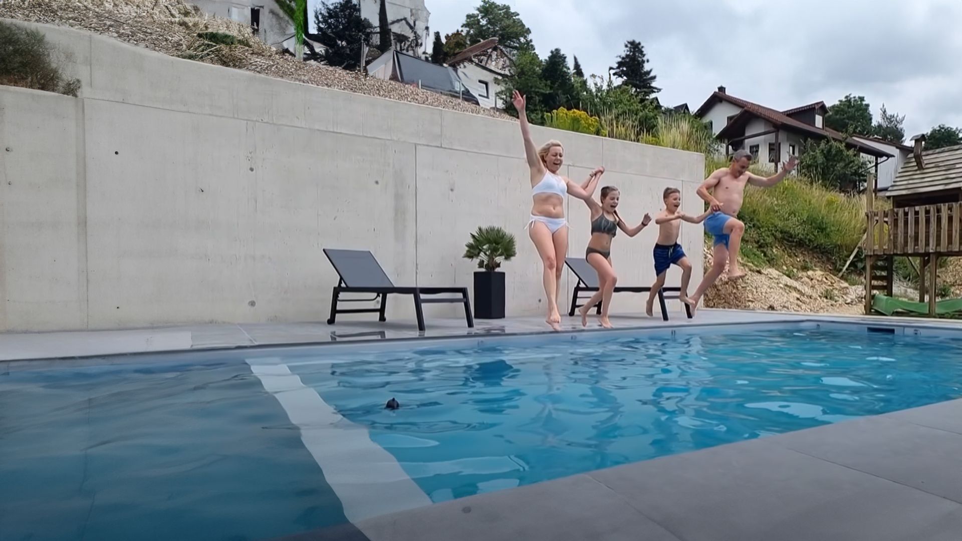 Der Traum vom eigenen Swimming Pool - Schuften für das eigene Paradies!