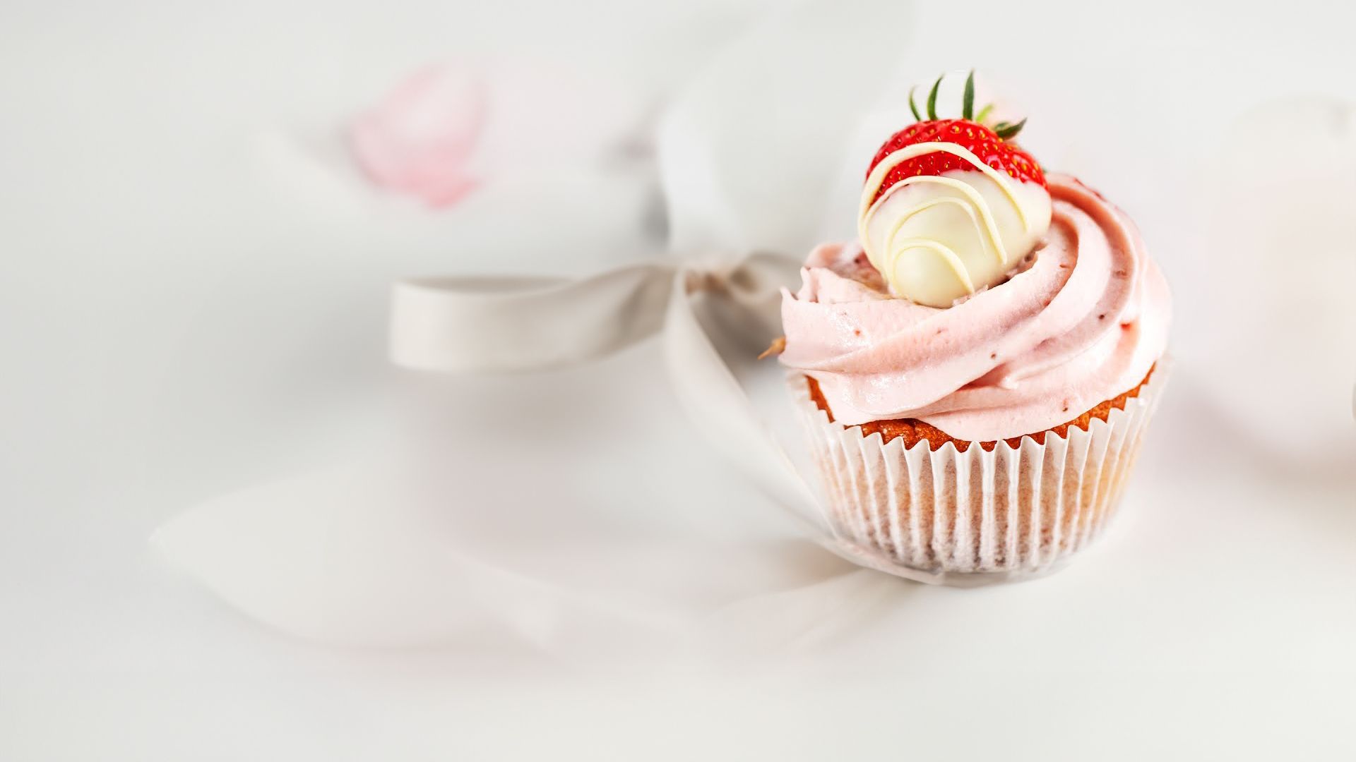 Erdbeer Cupcakes - einfaches Rezept mit fruchtiger Füllung (3 versch. Dekoration)