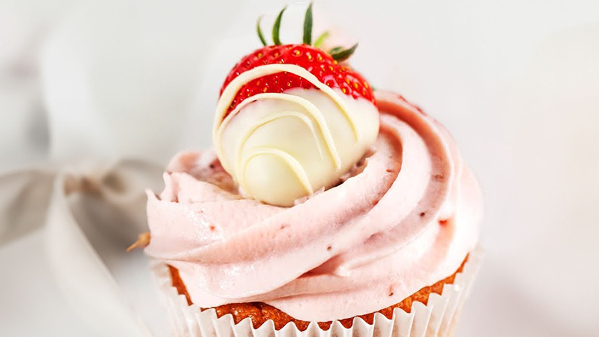 Erdbeer Cupcakes - einfaches Rezept mit fruchtiger Füllung (3 versch. Dekoration)