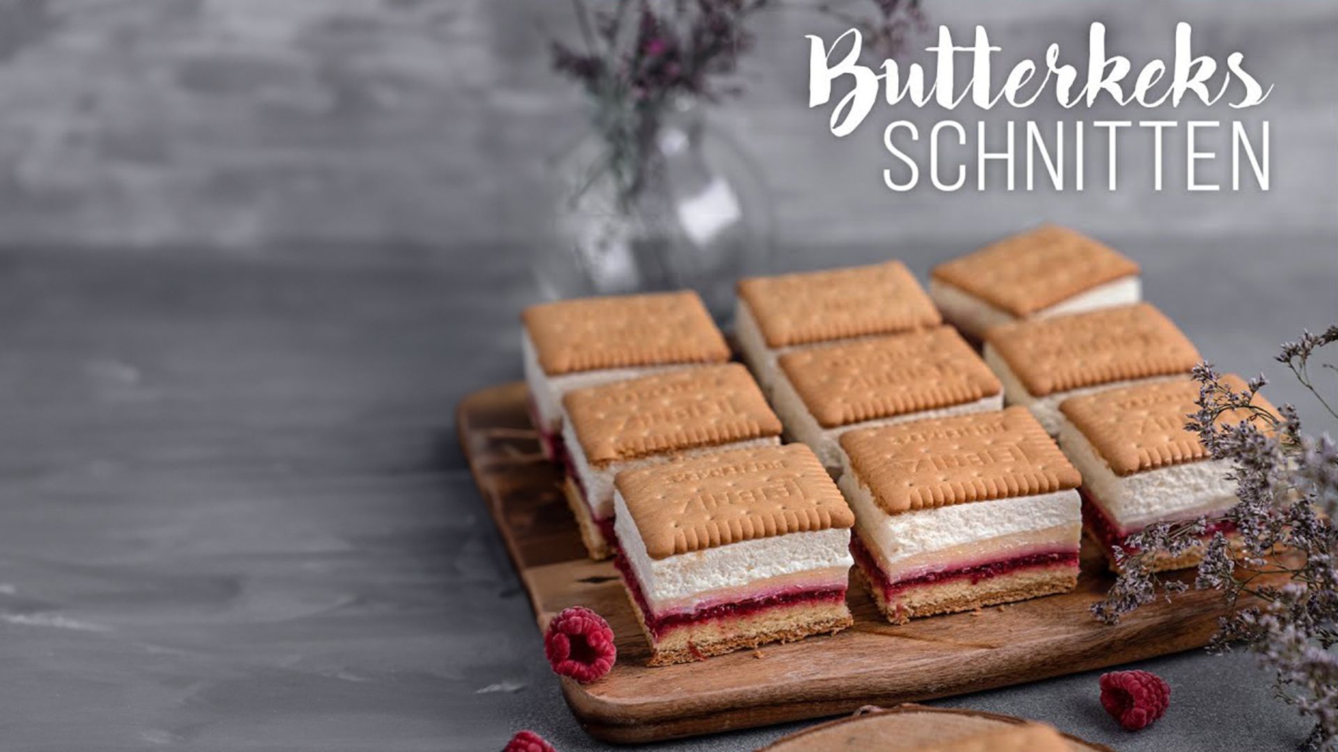 Butterkeks-Schnitte mit Vanillepudding, Fruchtschicht und Sahne / Sallys Welt