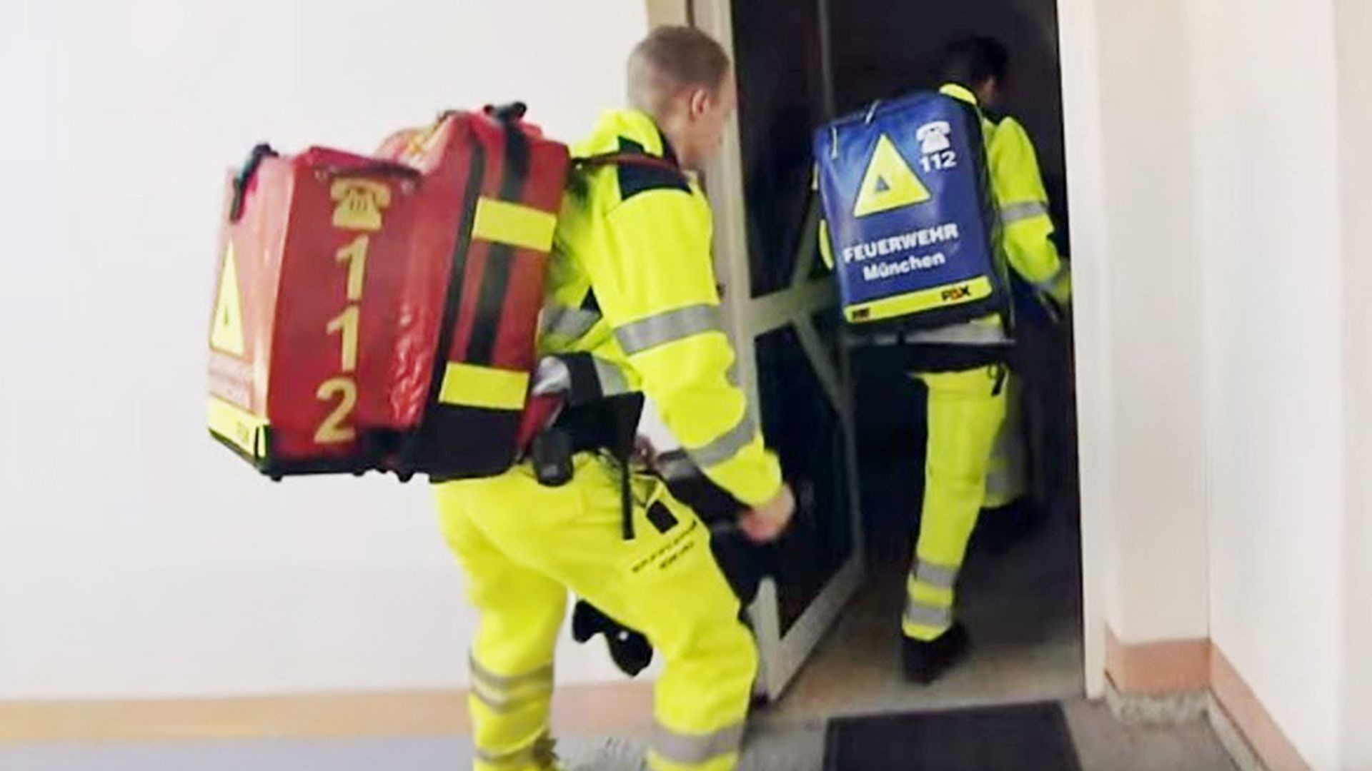 Mit Blaulicht ins Krankenhaus: Frau in Badezimmer gestürzt