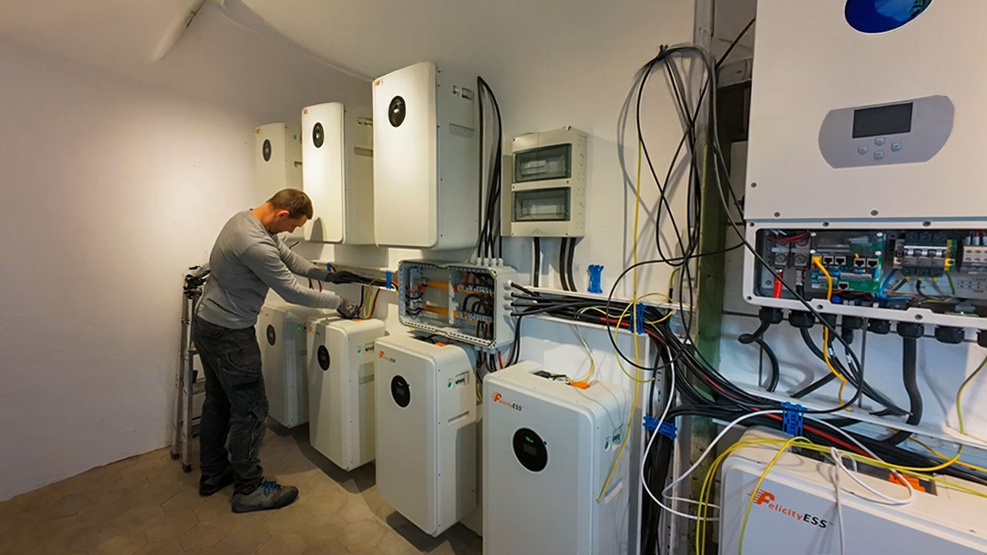 XXL SOLAR ZUM LIDL PREIS? DIY LOW BUDGET PV mit 30 kWp & 100 kWh SPEICHER