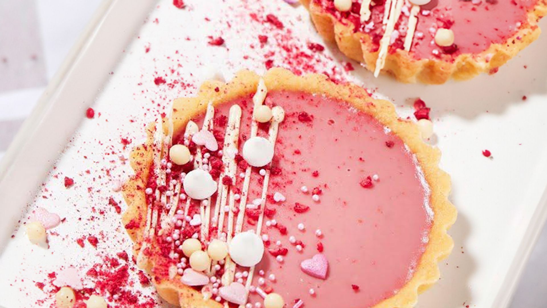 süßes Valentinstags-Rezept: Erdbeer-Tartelettes (mit Panna Cotta Füllung)