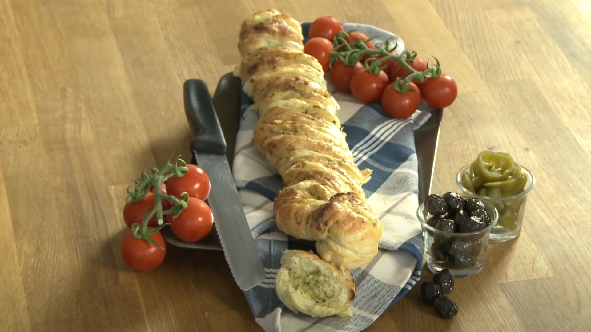 Kräuter-Knoblauch-Baguette mit selbst gemachtem Baguette / mediterran