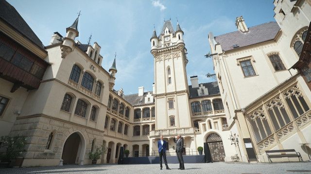 Bei Familie Kuefstein auf Schloss Greillenstein und Familie Metternich-Sándor auf Schloss Grafenegg