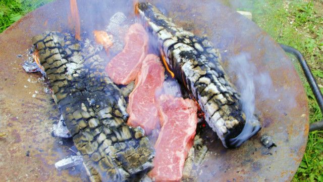 Erlebnis Österreich: Asado - Feuer, Fleisch und Natur. Archaisch Grillen im Mühlviertel