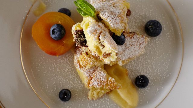 Schmatzo: Kaiserschmarrn mit Marillenröster und Apfelmus