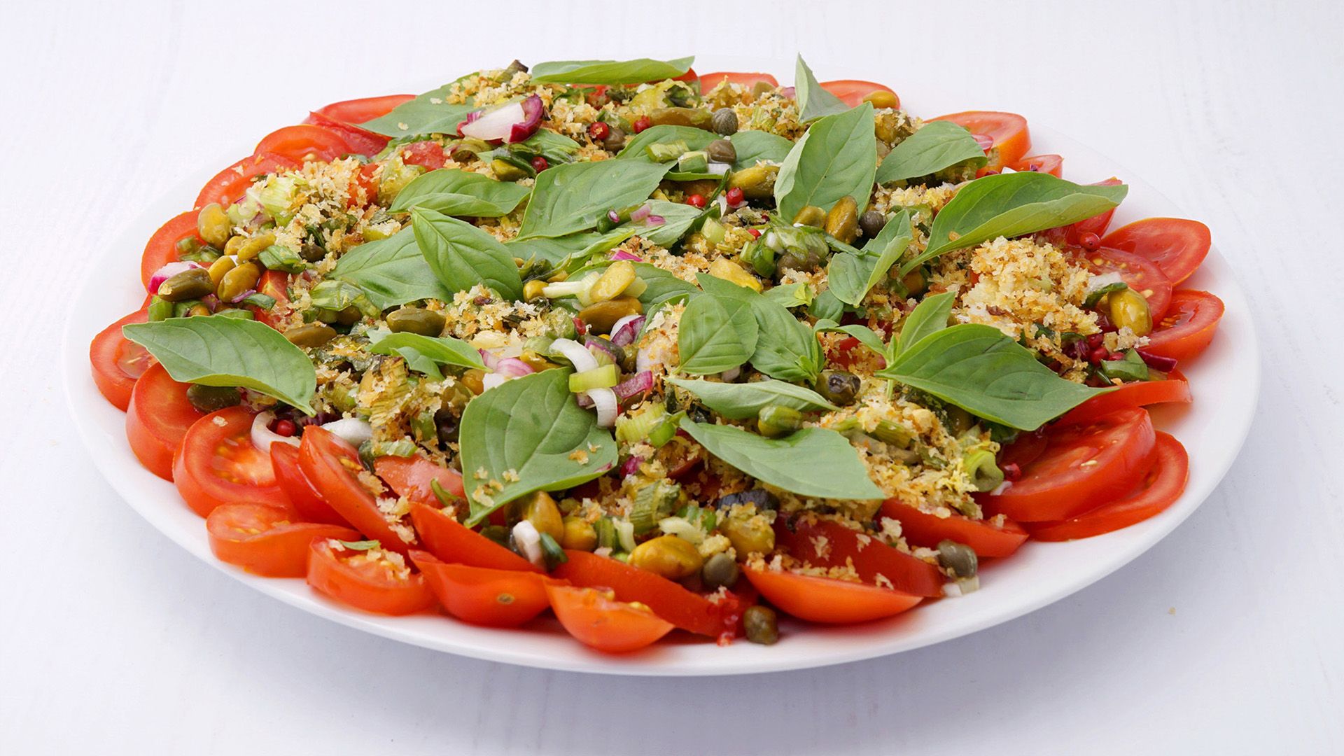 Sommersalat mit Rispenparadeisern und Pangrattato