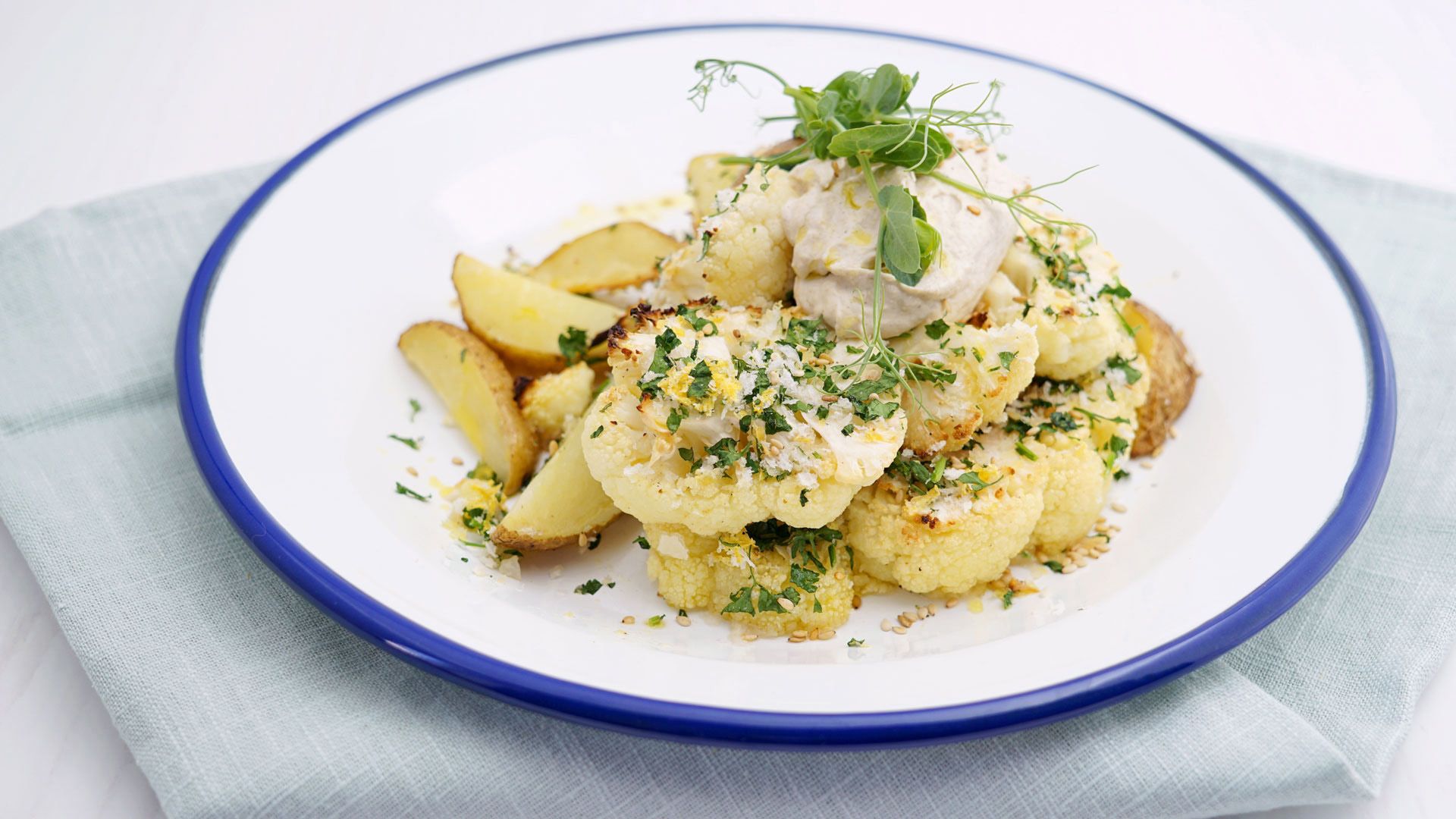 Gerösteter Karfiol mit Sesamjoghurt