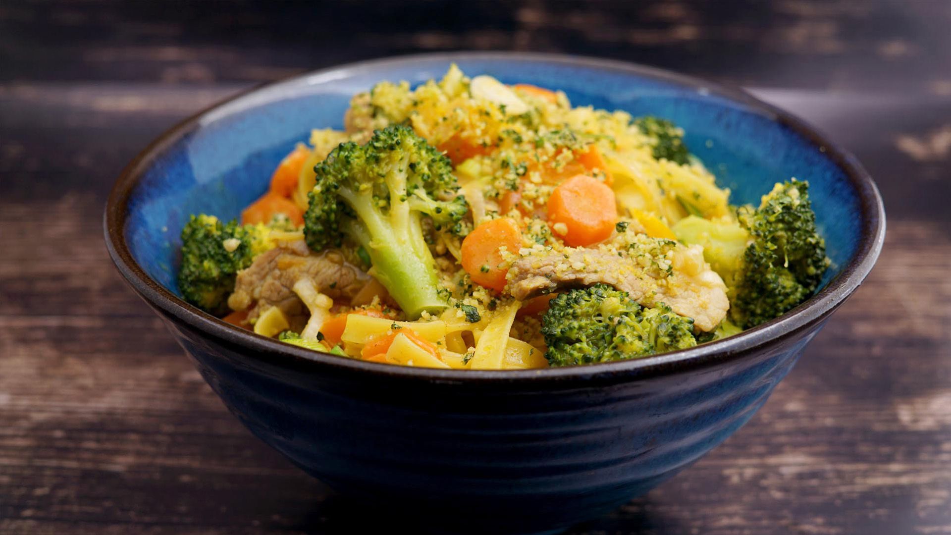 Currynudeln mit gebratenem Schweinefilet