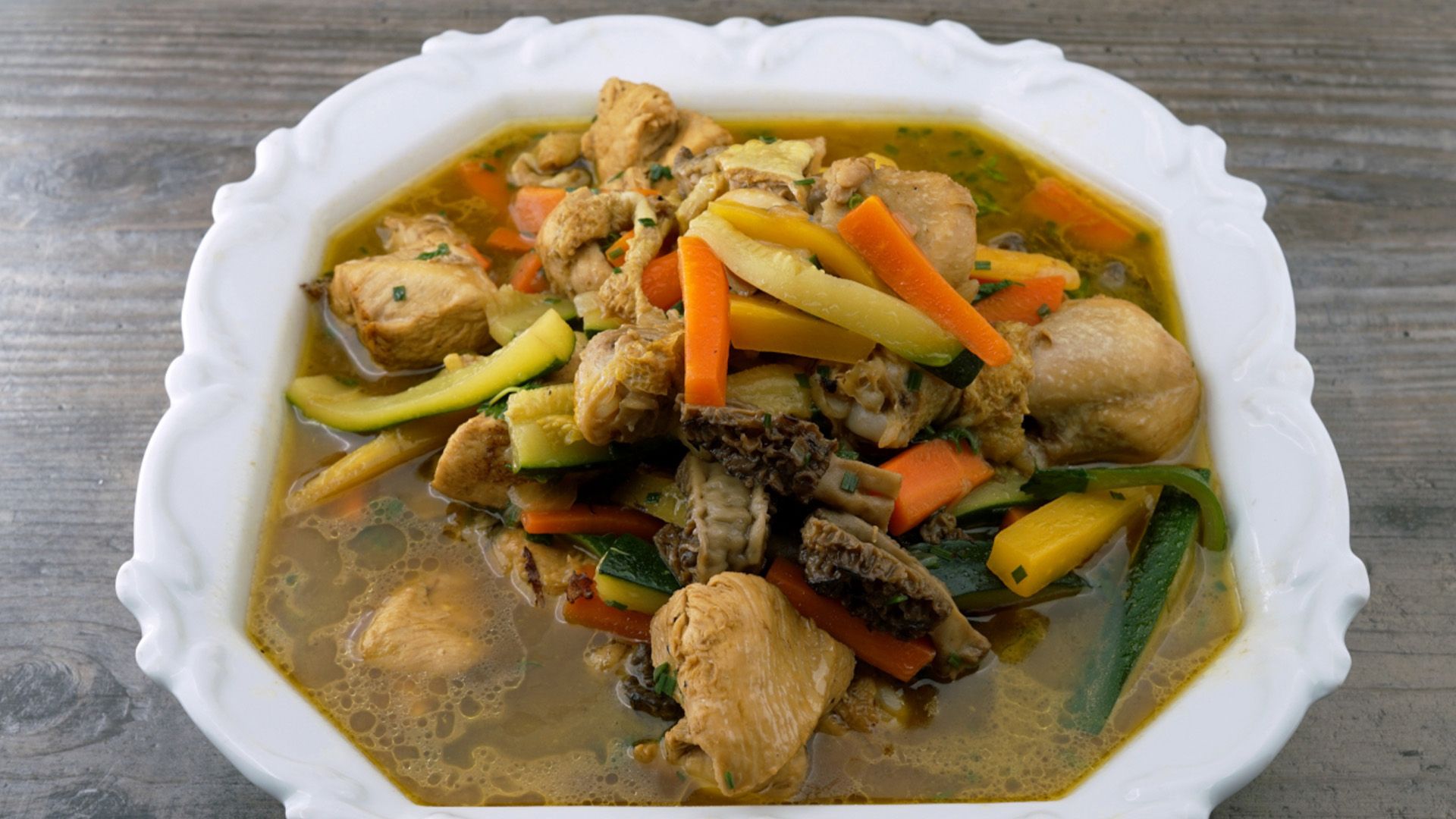 Hühnereintopf mit Morcheln und Polenta