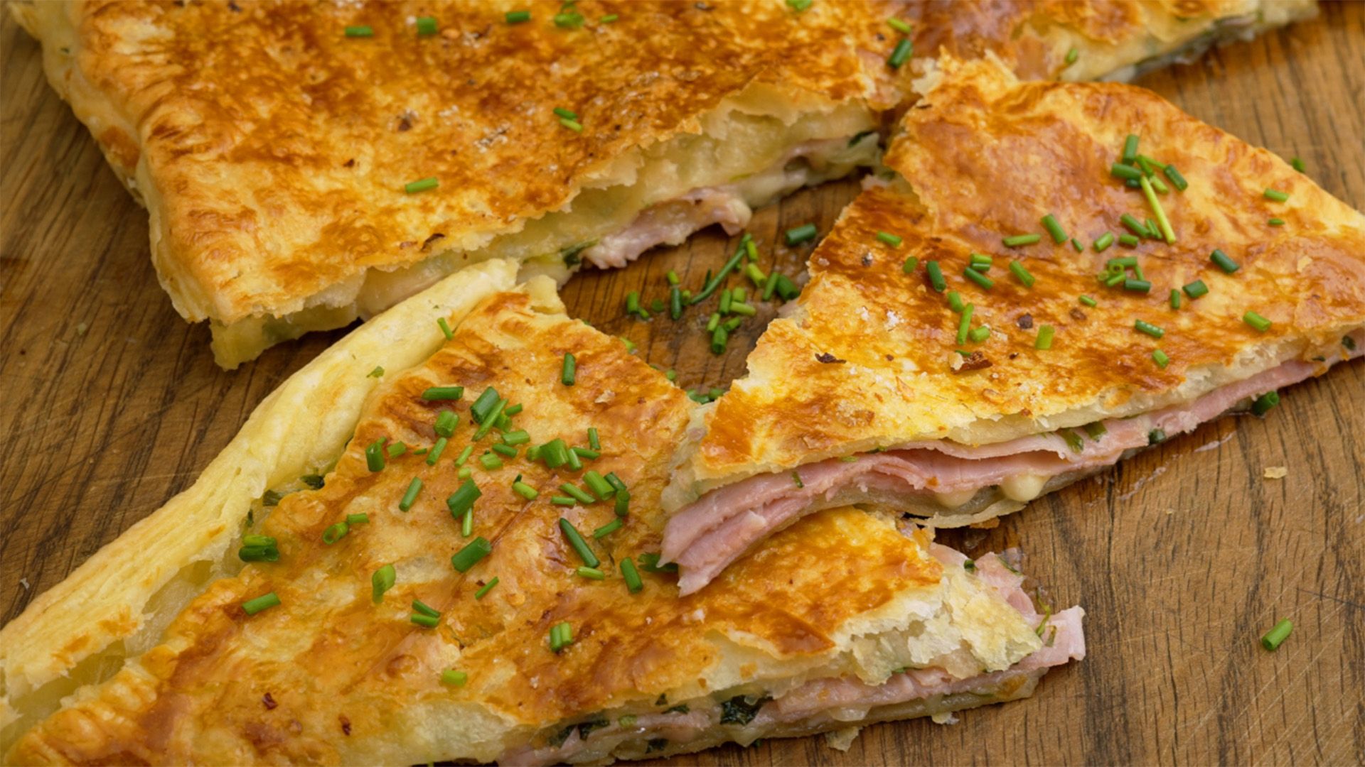 Knusprige Schinken-Käse-Ecken mit Kräuterbutter