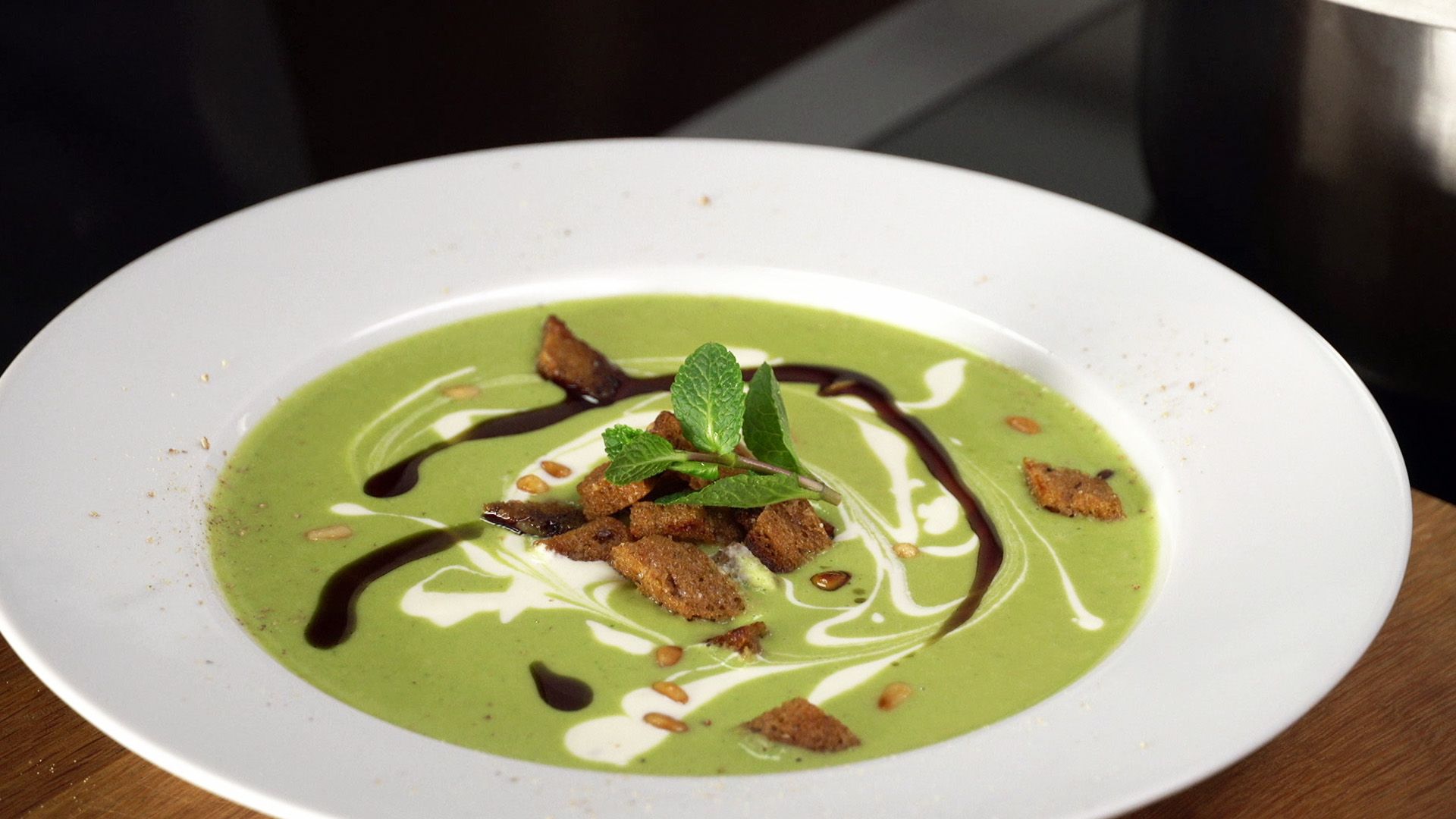Erbsensuppe mit Minze und Kernöl