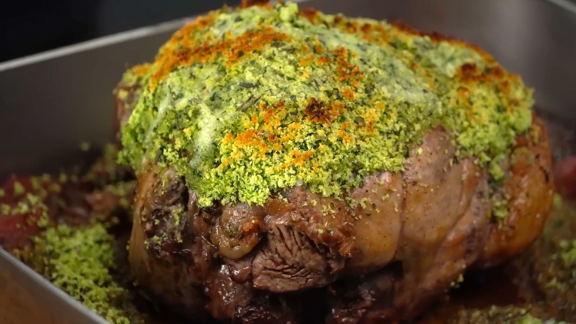 Zarte Rosa Lammschulter in der Kräuterkruste (perfekt zum Osterfest)