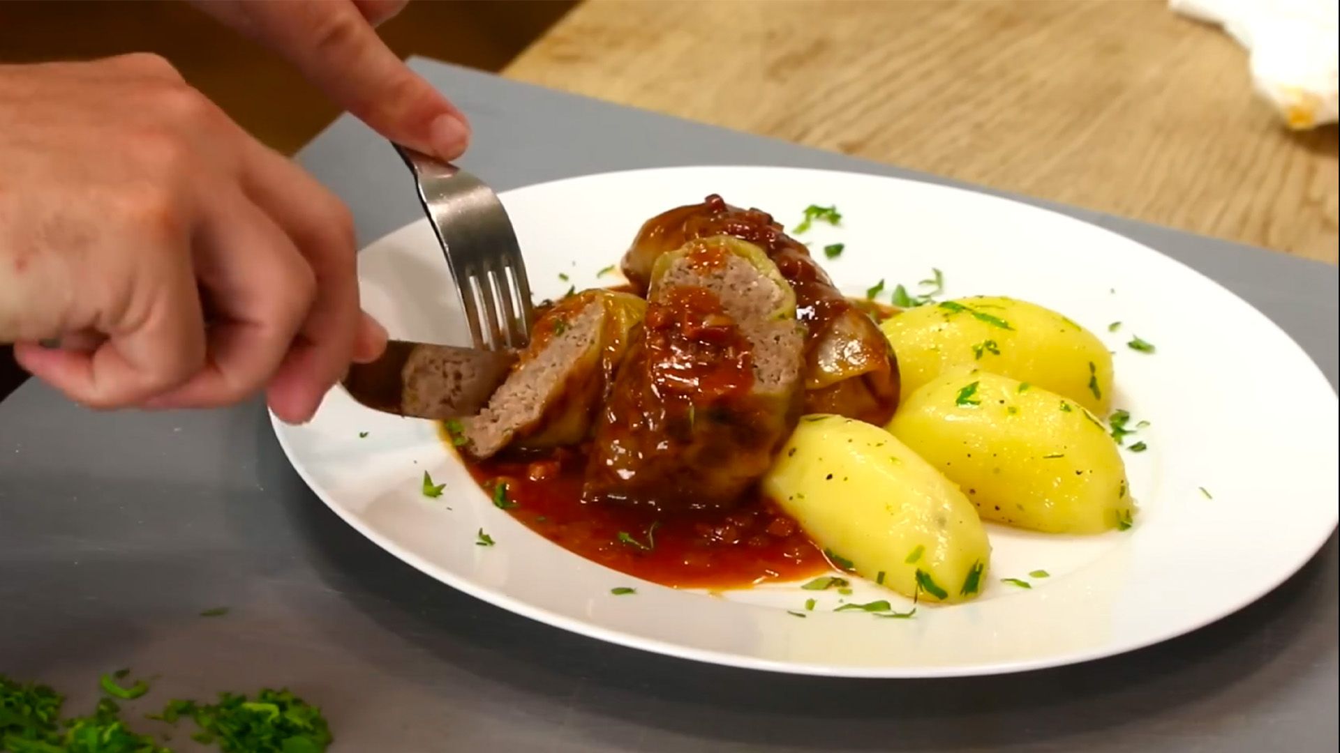 Saftige Kohlrouladen mit Petersilienkartoffeln