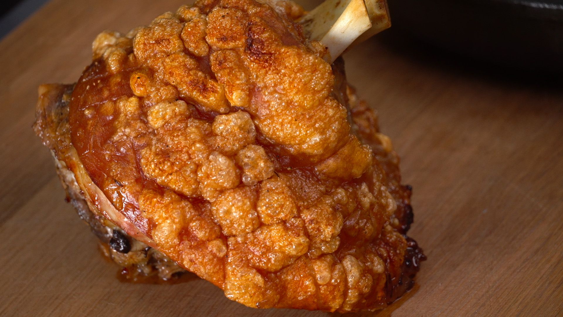 So geht die knusprigste Schweinshaxe überhaupt! So bekommt ihr die beste Kruste Roasted Pork Knuckle