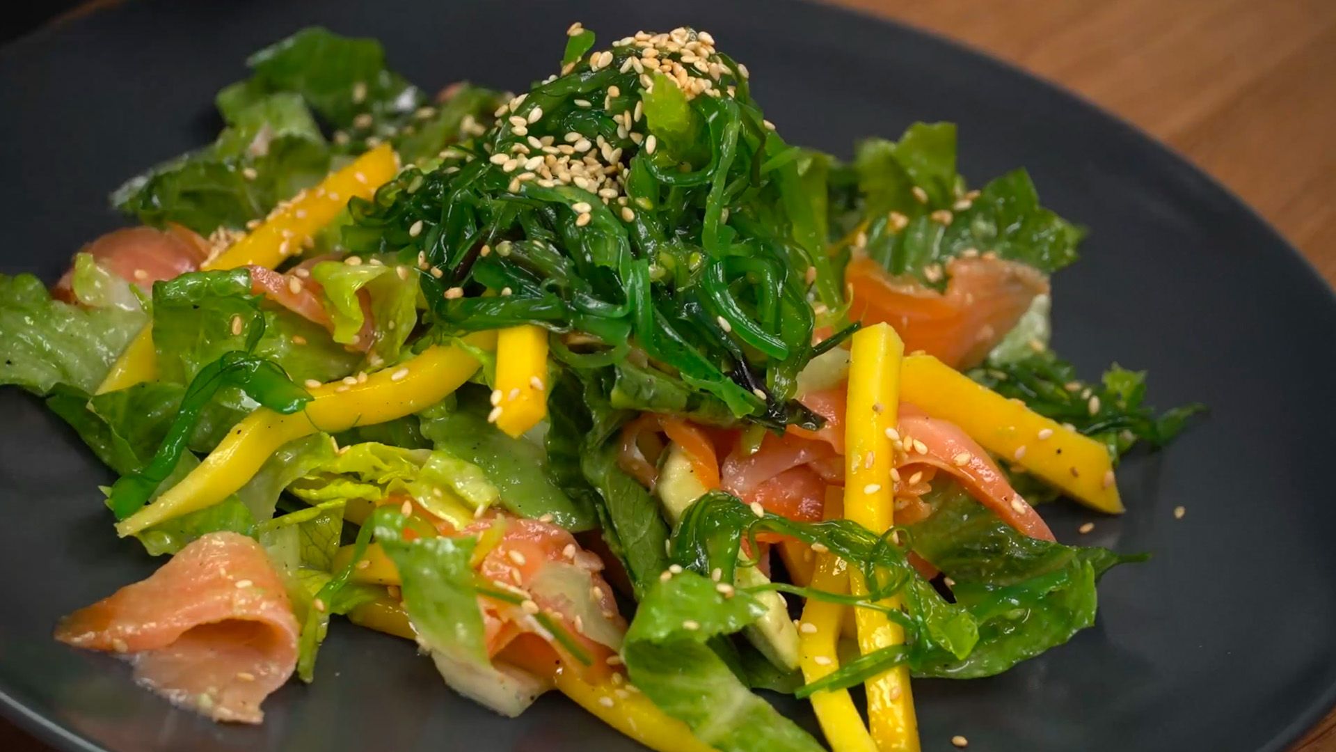 Algensalat mit Räucherlachs, Mango und Avocado