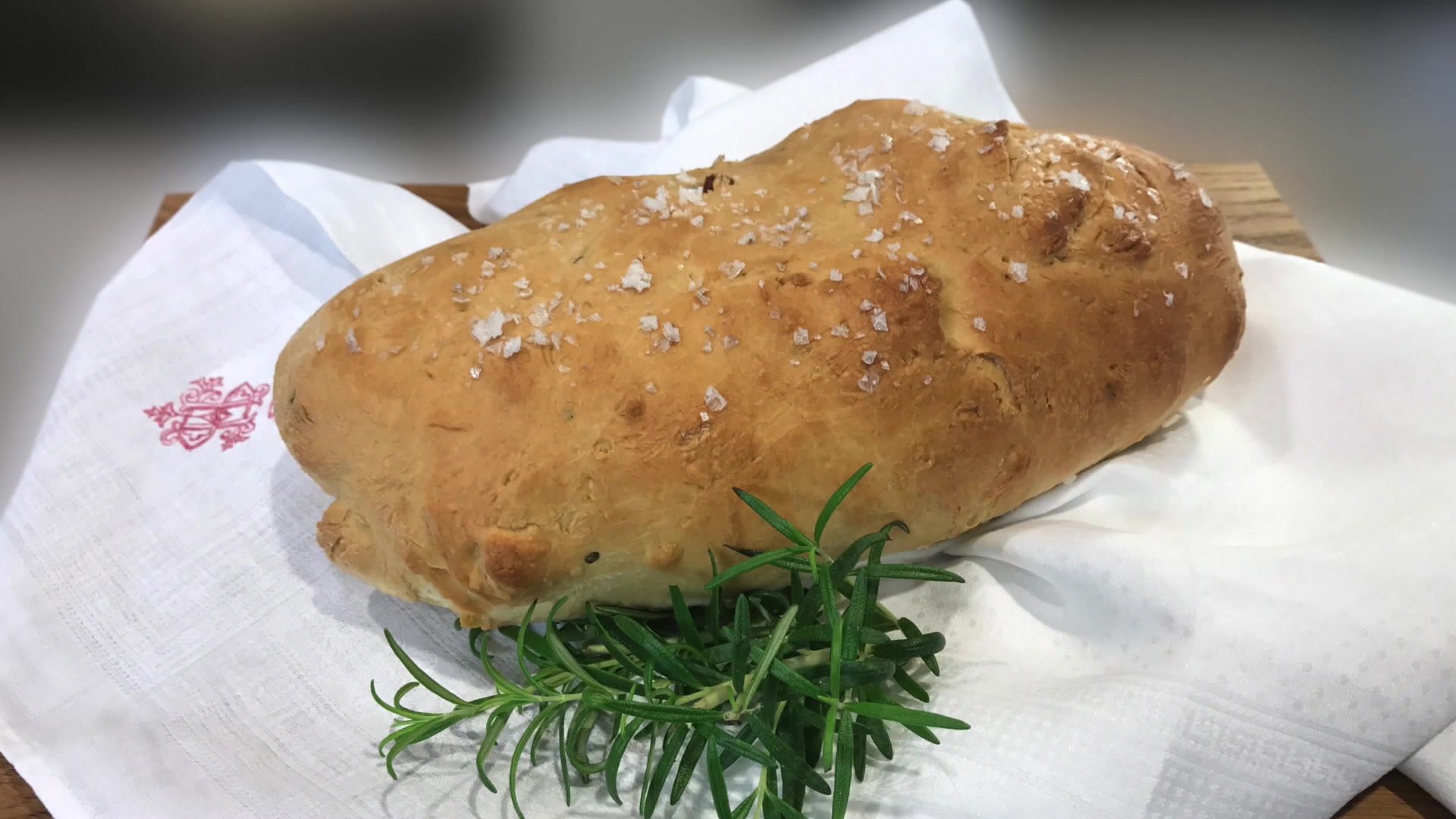 Olivenöl-Brot mit Rosmarin und Pinienkernen