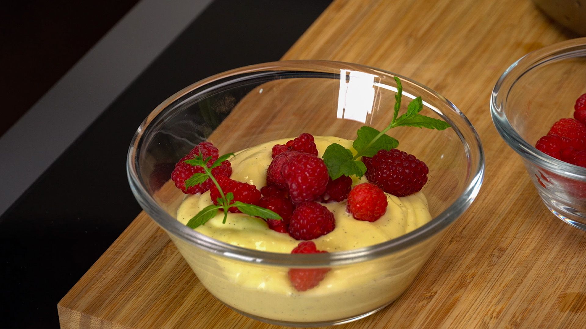 Vanillepudding mit Sahne und Himbeeren