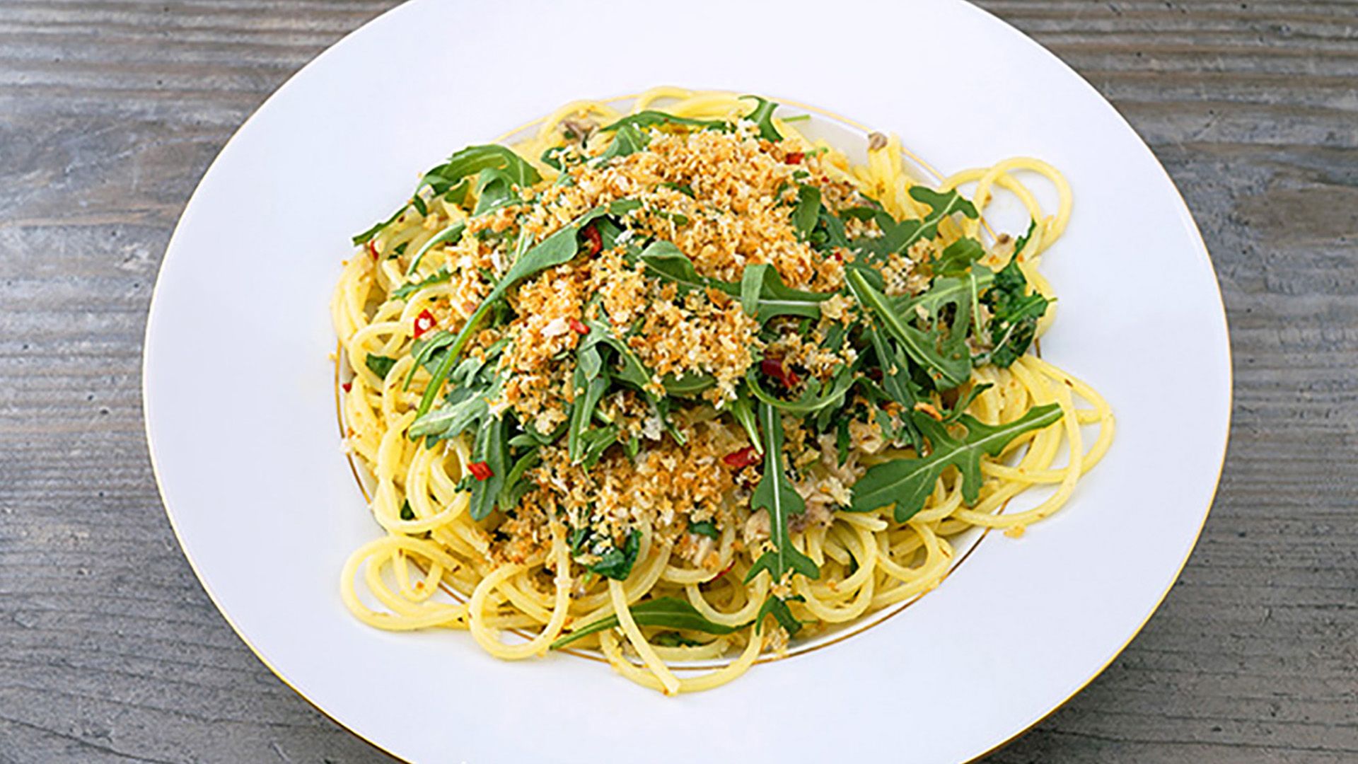 Spaghetti mit Sardinen, Chili und Knusperbröseln