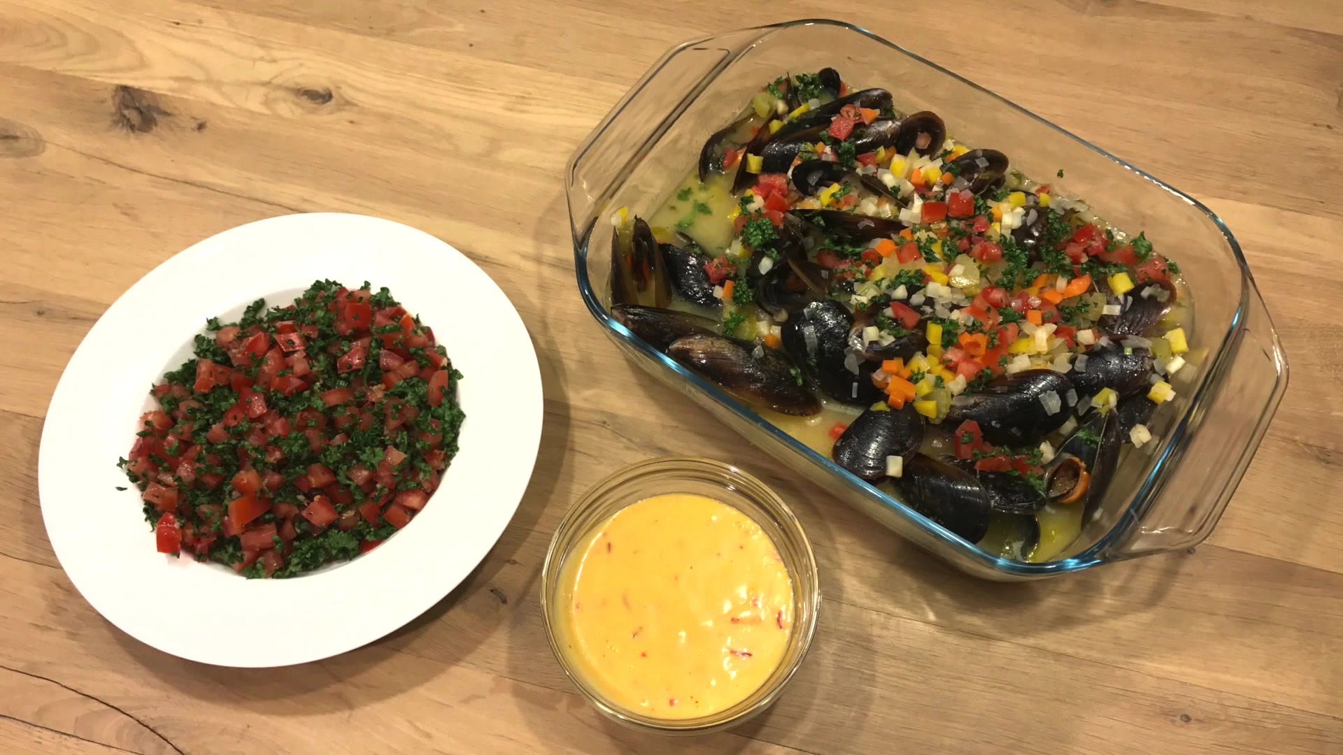 Miesmuscheln im Weissweinsud mit Tomaten-Petersilien-Salat