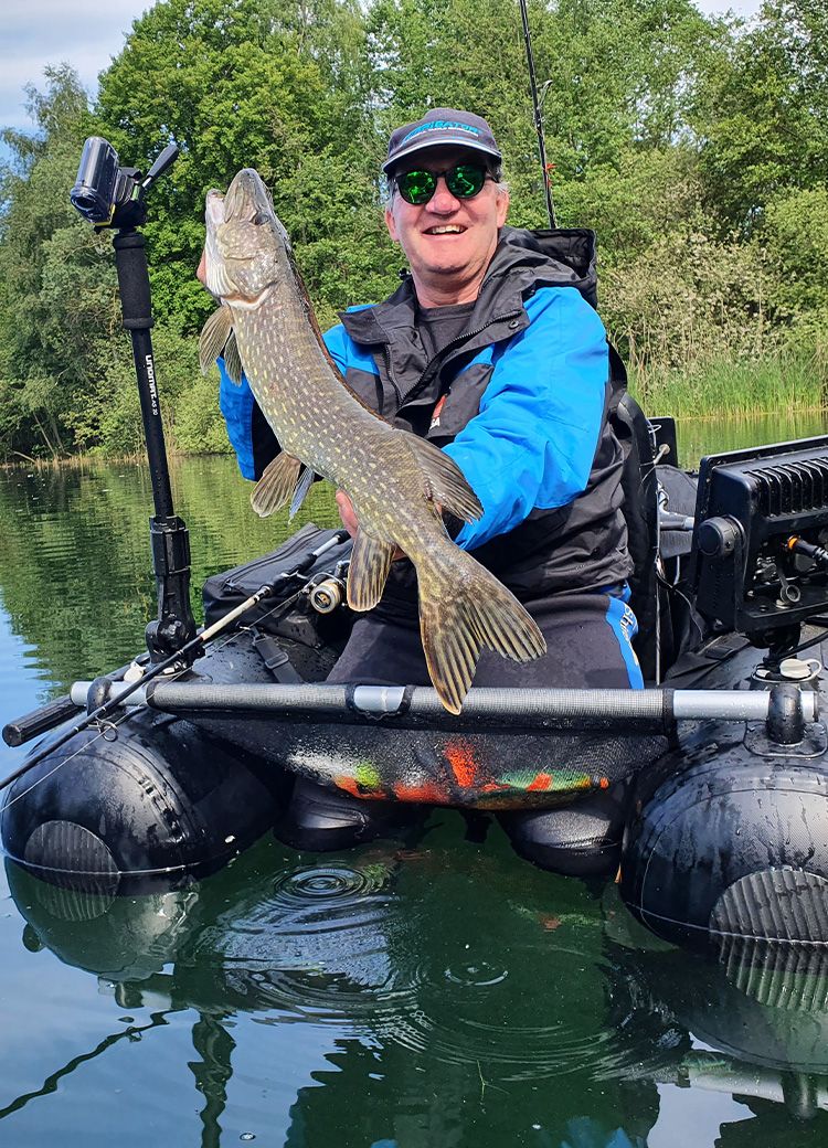 Belly-Boat Angeln am See Teil 1 - Mit Gummifisch und Spinner auf Hecht