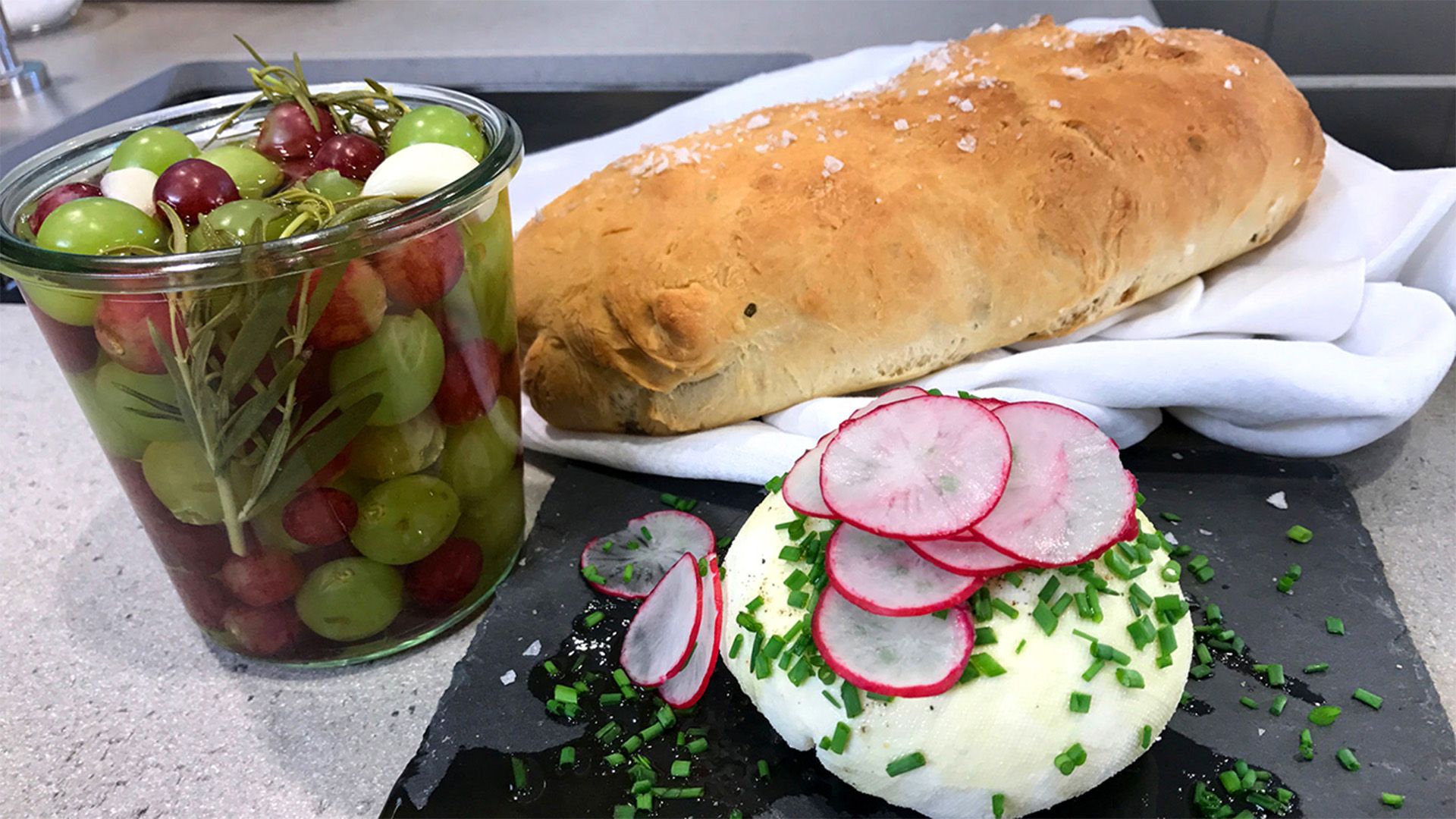 Buttermilch-Frischkäse mit eingelegten Weintrauben