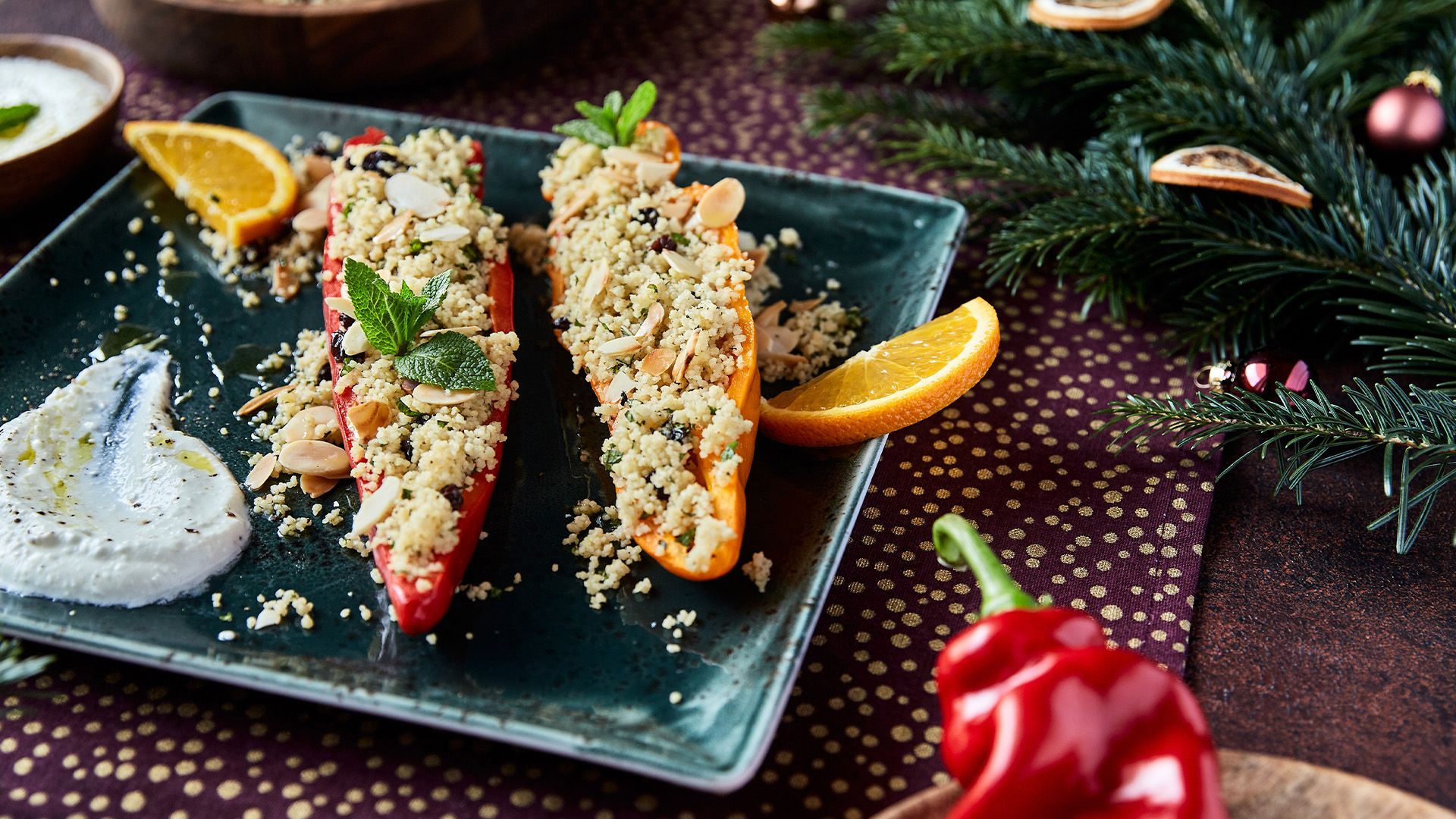 Vegetarisches Weihnachtsessen. Gefüllte Spitzpaprika