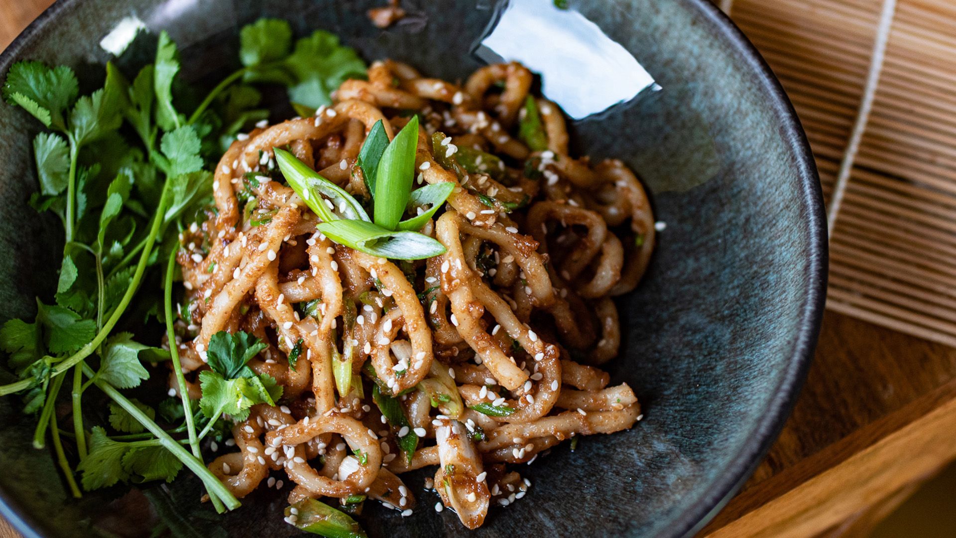 Gebratene Nudeln mit Erdnuss-Sauce (in 10min!)