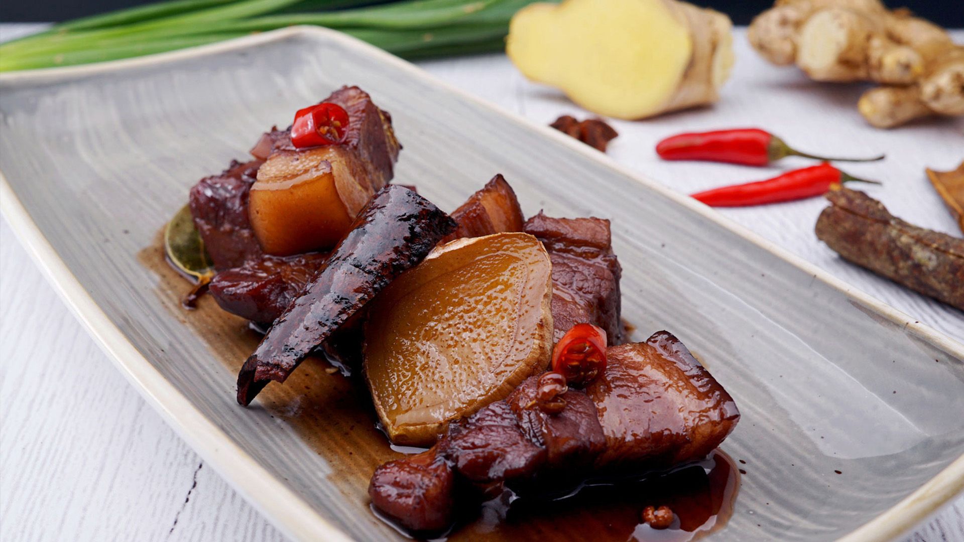 Rot geschmorter Schweinebauch