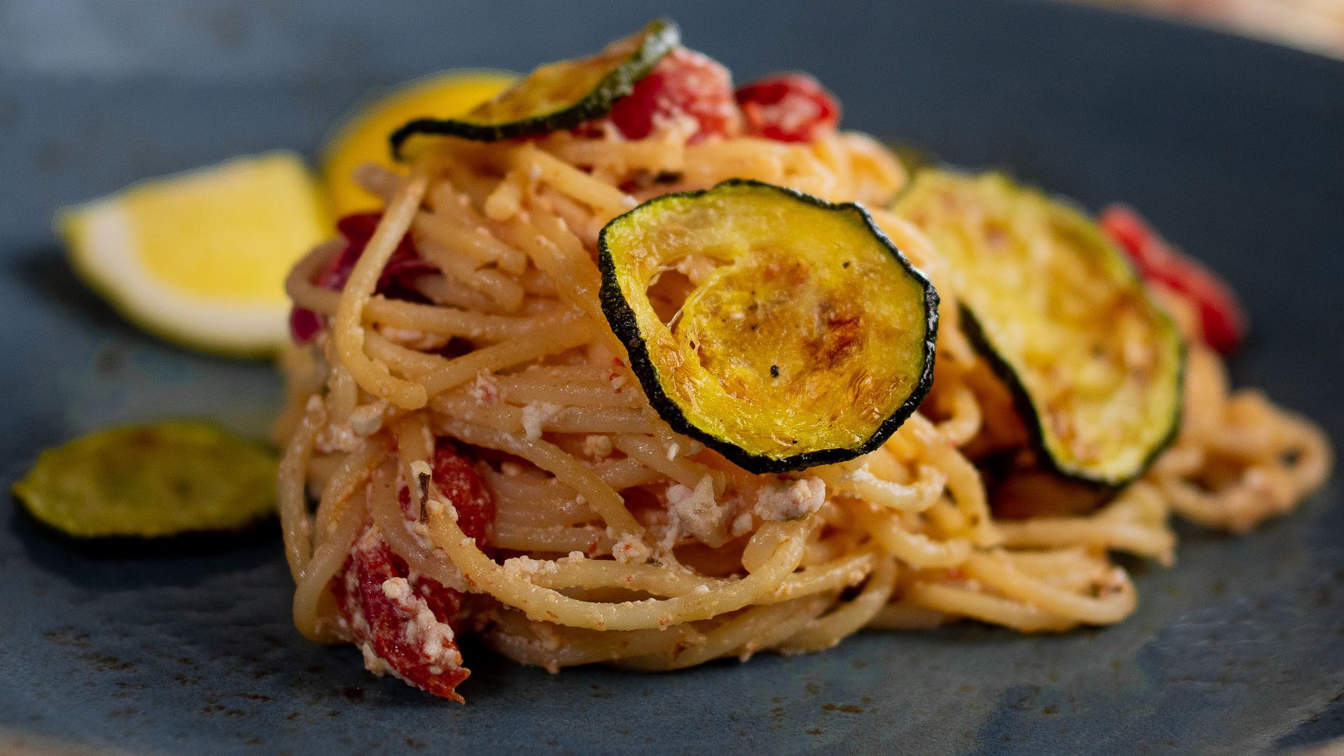 Diese Feta Pasta mit Tomaten braucht nur 5 Zutaten!