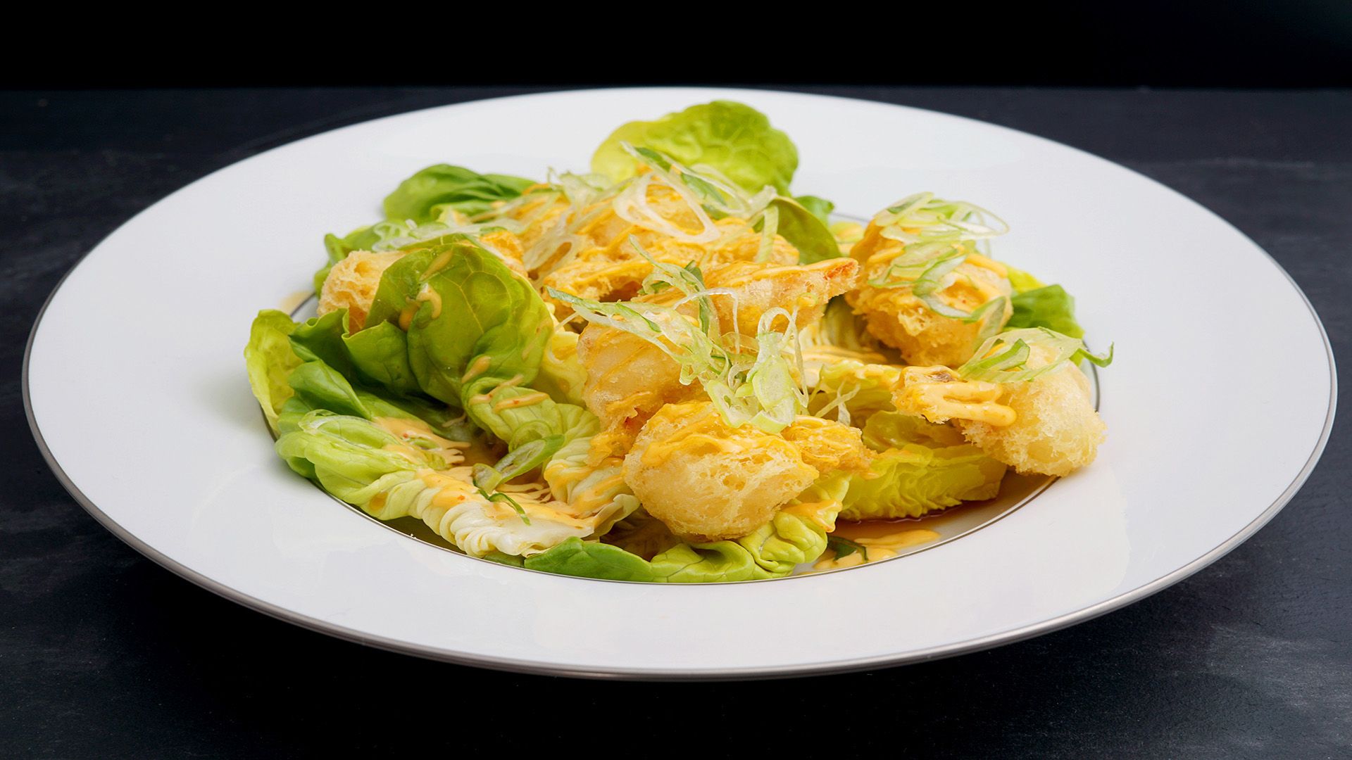 Garnelen-Temoura mit Kopfsalat und Yuzu-Trüffel-Dressing