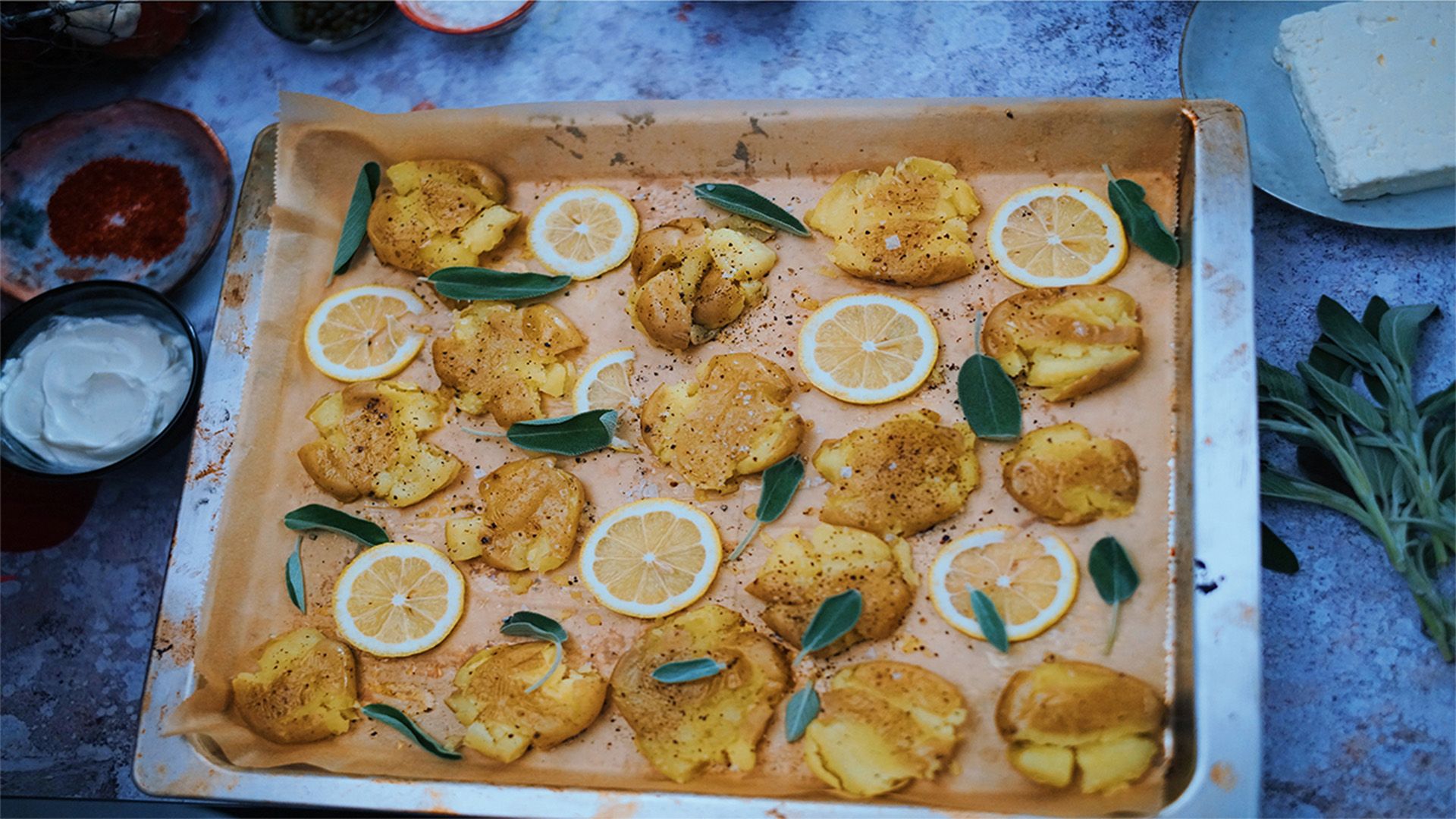 Knusprige Ofenkartoffeln mit Feta-Zitronendip