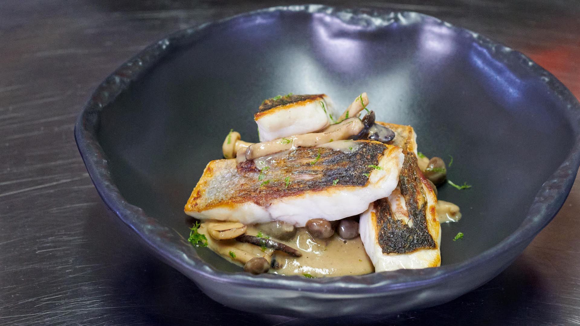 Wolfsbarsch mit Pilzen und Miso-Sauce